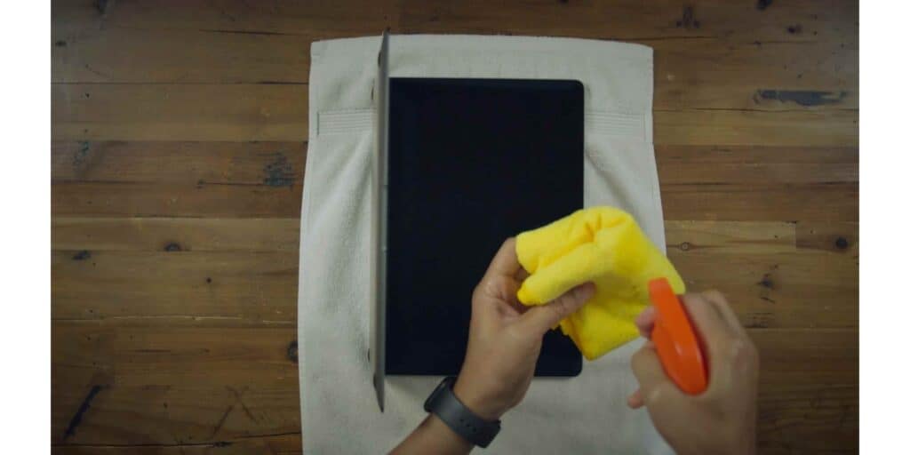 How to clean the MacBook Screen